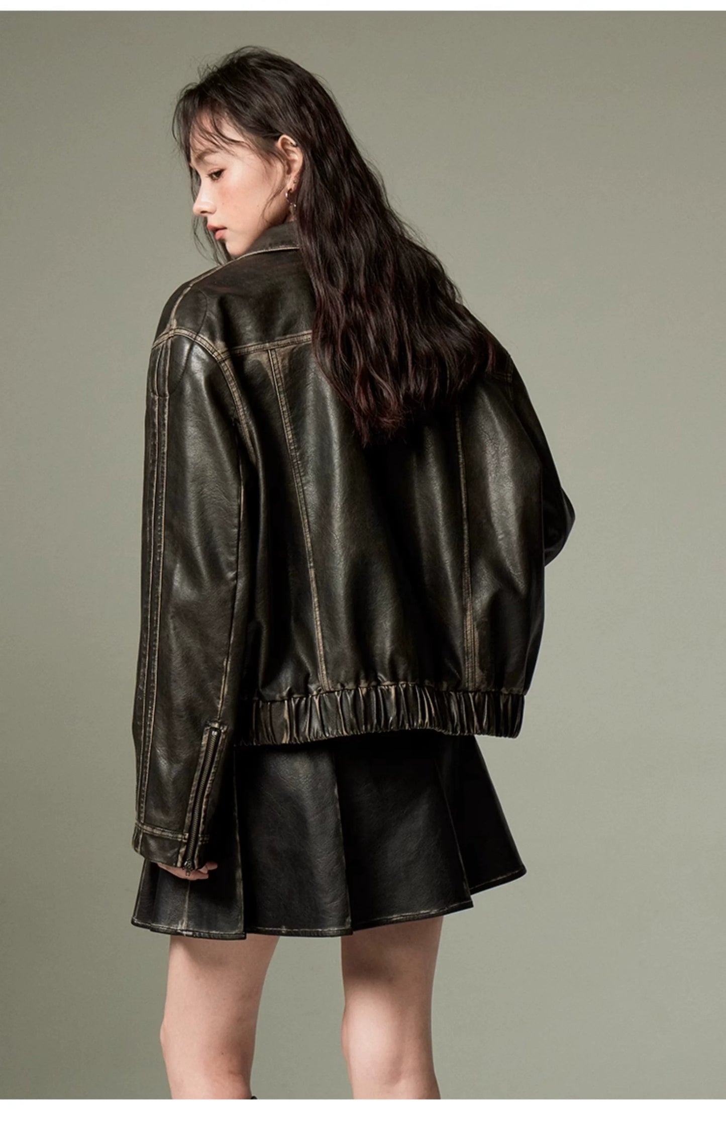 DIDDI MODA 黒と同色のリボンが大人っぽいのに甘くてクールな芯の強さを感じる女性にぴったりのジャケットとレザースカートのセットアップ。甘くてかっこいいリボンレザージャケット ガールクラッシュな韓国風Y2Kスタイル 海外ガールはビンテージファッションや古着とミックス 後ろ姿のブルゾンのゆとり感がこなれ感を演出します