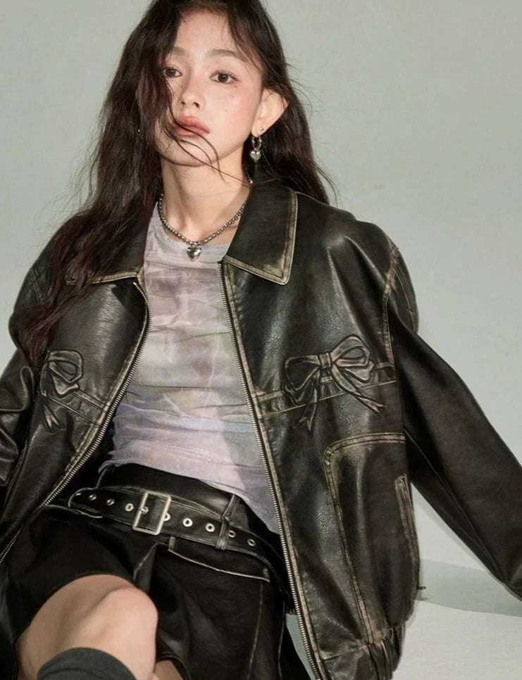DIDDI MODA 黒と同色のリボンが大人っぽいのに甘くてクールな芯の強さを感じる女性にぴったりのジャケットとレザースカートのセットアップ。甘くてかっこいいリボンレザージャケット ガールクラッシュな韓国風Y2Kスタイル 海外ガールはビンテージファッションや古着とミックス 自分の好きなファッションを自由に楽しみ、自分だけのスタイルを作り出すことが大好きな女性のためのDIDDI MODA 甘くてかっこいいリボンレザージャケットは、最新のファッション、オーバーサイズのトップスやワイドパンツ、レザージャケットなどのトレンドアイテムとの相性も抜群。