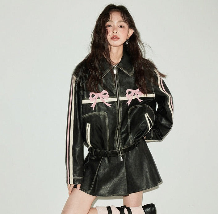 DIDDI MODA 甘くてかっこいいリボンレザージャケット ガールクラッシュな韓国風Y2Kスタイル 海外ガールはビンテージファッションや古着とミックスで個性を表現。 自分の好きなファッションを自由に楽しみ、自分だけのスタイルを作り出すことが大好きな女性のためのDIDDI MODA 甘くてかっこいいリボンレザージャケットは、最新のファッション、オーバーサイズのトップスやワイドパンツ、レザージャケットなどのトレンドアイテムとの相性も抜群。