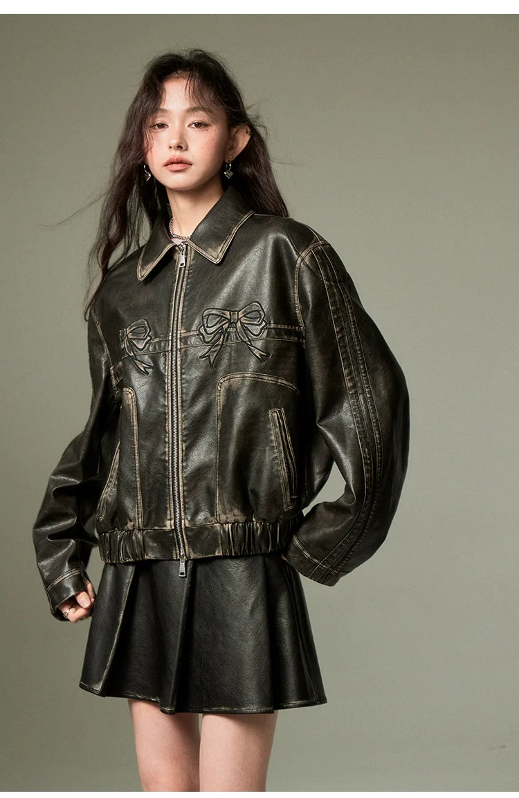 DIDDI MODA 黒と同色のリボンが大人っぽいのに甘くてクールな芯の強さを感じる女性にぴったりのジャケットとレザースカートのセットアップ。アンティーク感のある牛皮風PU素材(エコレザー)甘くてかっこいいリボンレザージャケット ガールクラッシュな韓国風Y2Kスタイル 海外ガールはビンテージファッションや古着とミックスしてガールクラッシュな真の強い女性、自分らしさを大切にする女性のための個性的なスタイリングが完成します