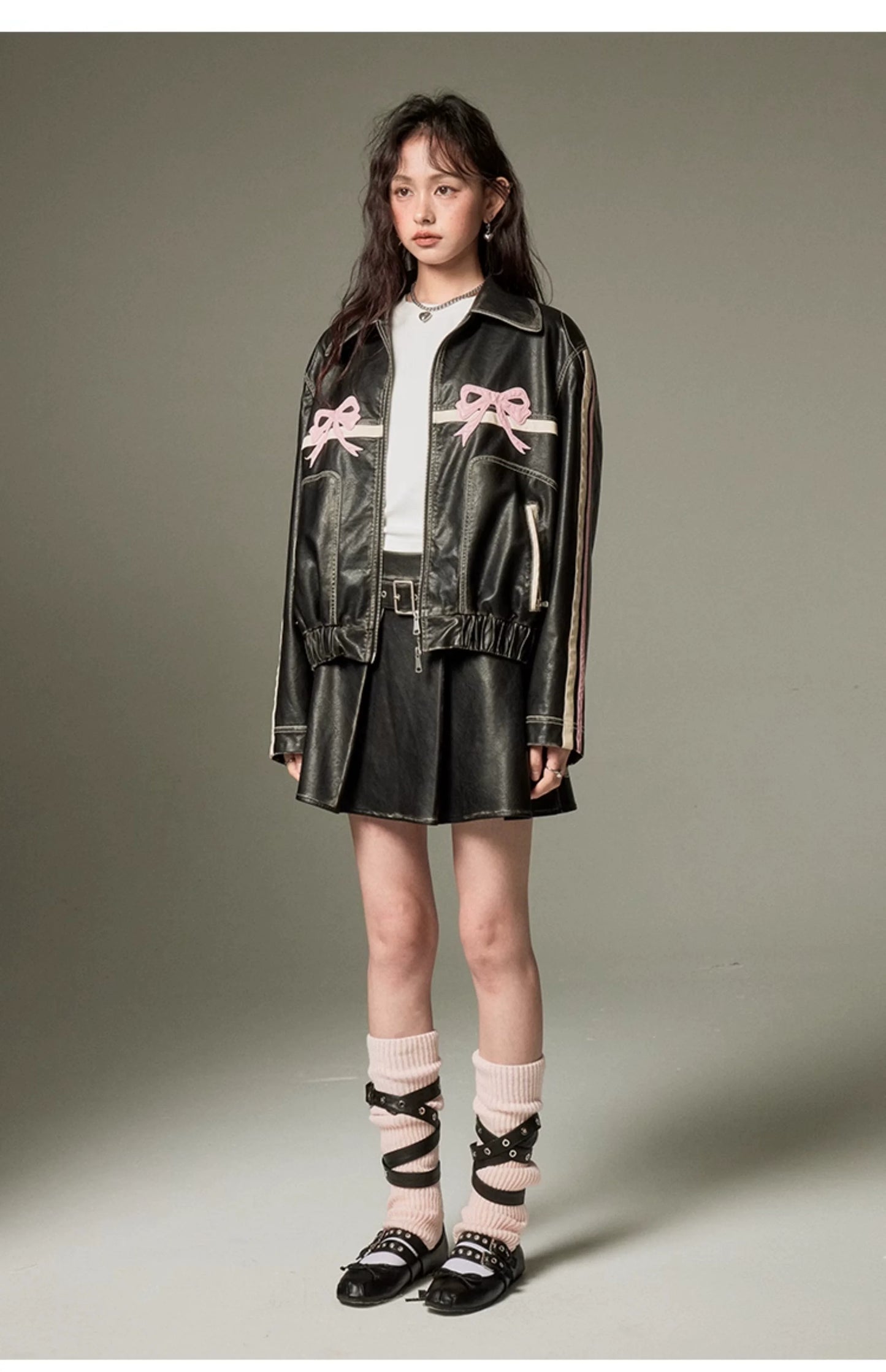 DIDDI MODA 甘くてかっこいいリボンレザージャケット ガールクラッシュな韓国風Y2Kスタイル 海外ガールはBLACK PINK の色の組み合わせと、袖のBLACK PINK ラインがスポーティなトラックジャケットのディティールを取り入れていてトレンド感の高いアイテムです。同素材のアンティークレザーミニスカートとセットアップもクールでエッジィ