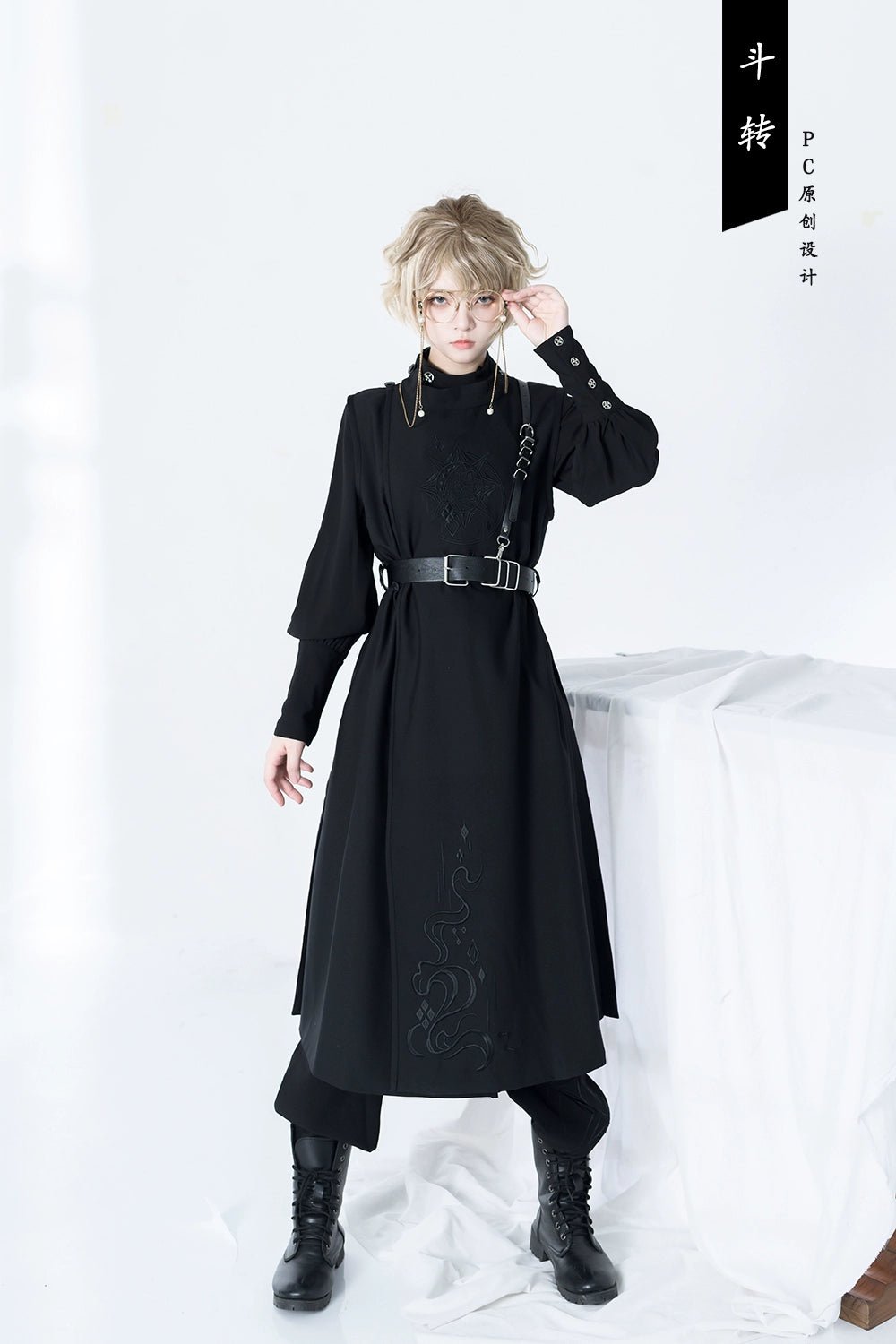 黒皇子 刺繍入りノースリーブラウンドネック 少年装 - grimoire