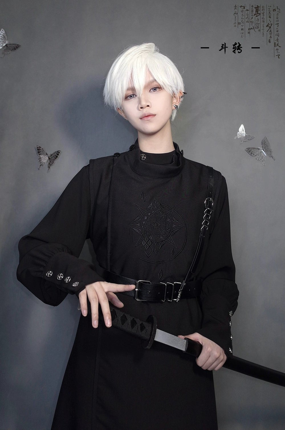 黒皇子 刺繍入りノースリーブラウンドネック 少年装 - grimoire