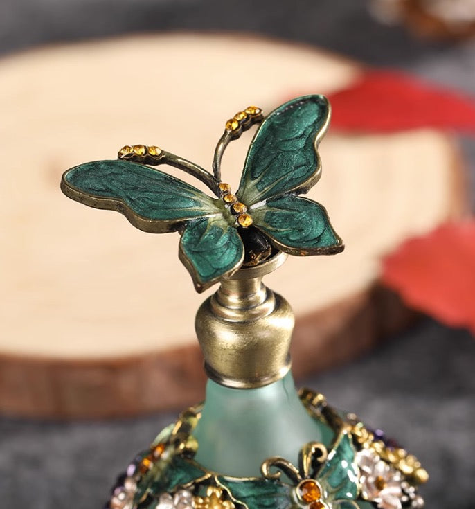ヴィンテージ感のある装飾が施された香水瓶　蝶々のモチーフ入り