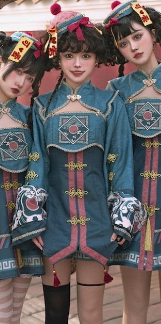 中国のゾンビ　キョンシーのドレスとお札の帽子