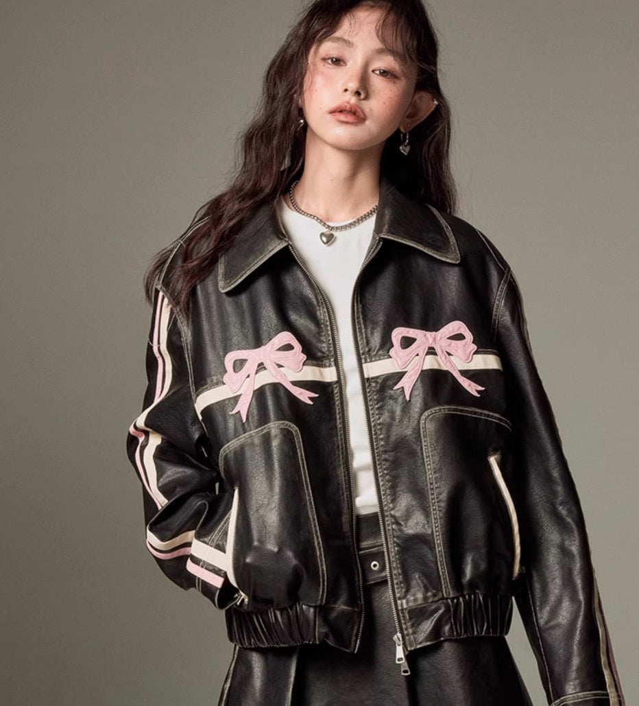 DIDDI MODA 甘くてかっこいいリボンレザージャケット ガールクラッシュな韓国風Y2Kスタイル 海外ガールはBLACK PINK の色の組み合わせと、袖のBLACK PINK ラインがスポーティなトラックジャケットのディティールを取り入れていてトレンド感の高いアイテムです。ビンテージファッションや古着とミックス