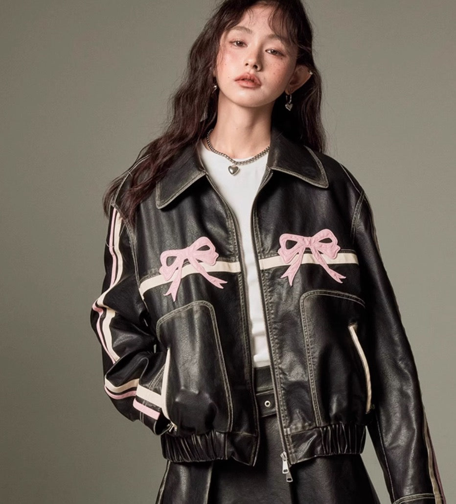 DIDDI MODA Sweet and cool ribbon leather jacket Girl crush Korean style Y2K style Overseas girls Black and pink color combination and black pink line on the sleeves incorporate the details of a sporty track jacket, making this a highly trendy item. Mix with vintage fashion and used clothes