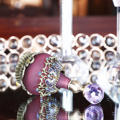 ヴィンテージ感のある装飾が施された香水瓶アメジストのような紫色