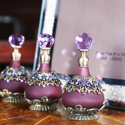 ヴィンテージ感のある装飾が施された香水瓶アメジストのような紫色